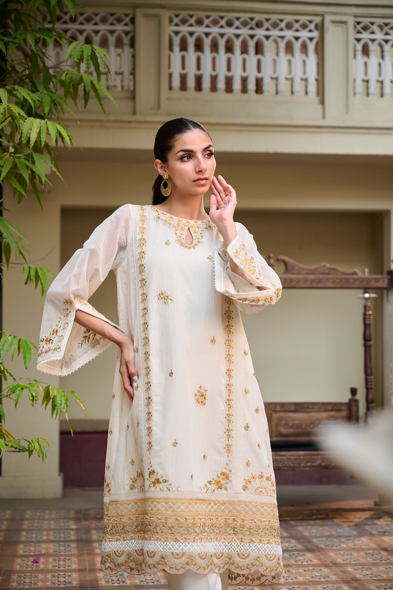 DA-2407 OFF WHITE EMBROIDERED KURTA WITH TROUSER