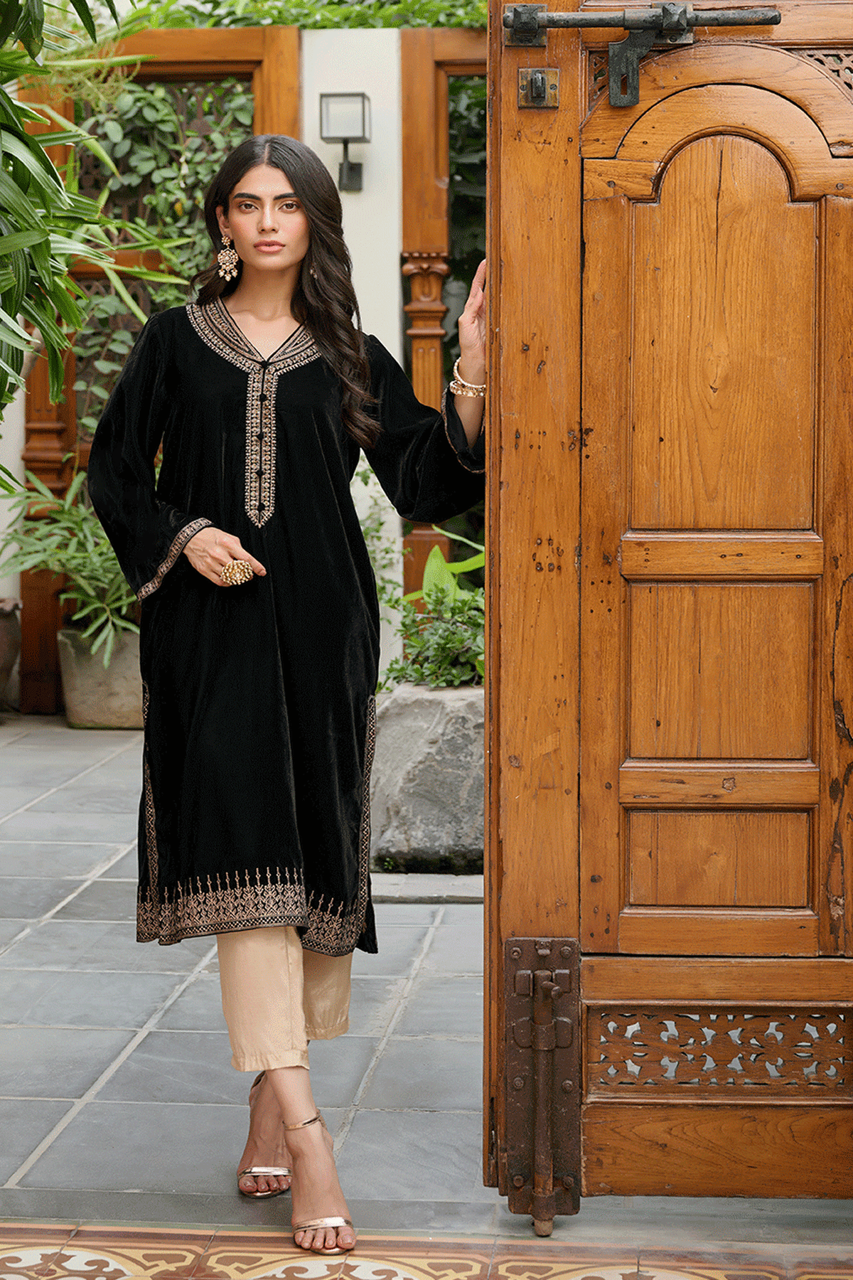 DA-1873 BLACK EMBROIDERED KURTA