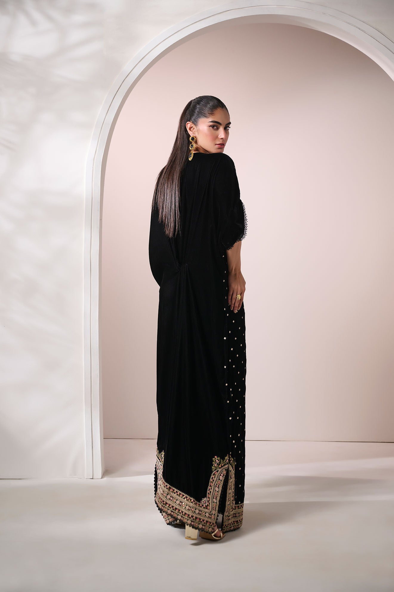 FW24DA-1897   BLACK  1PCS  EMBROIDERED KAFTAN