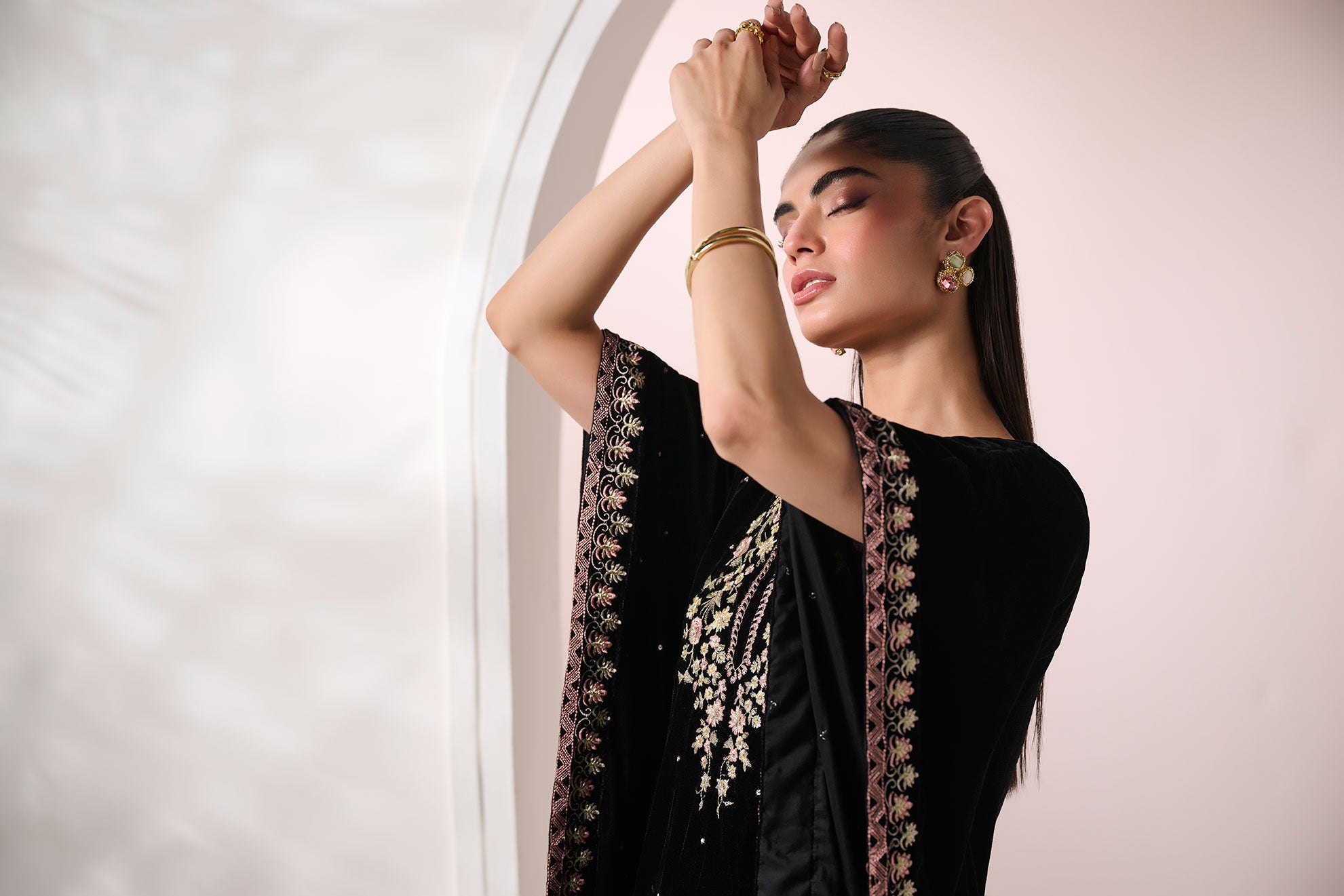 FW24DA-2602   BLACK  2PCS  EMBROIDERED KURTA WITH TROUSER