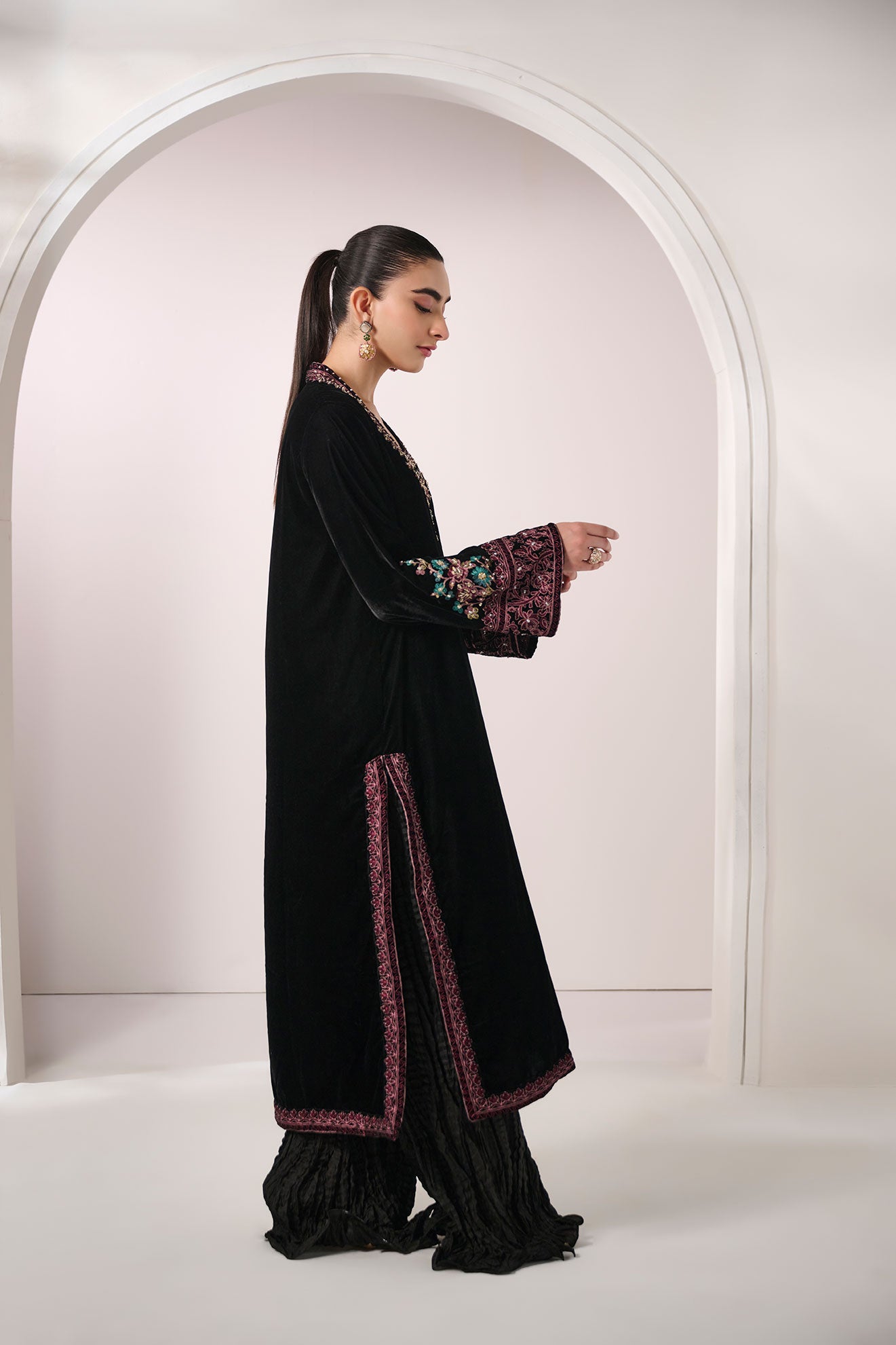 FW24DA-2607   BLACK  2PCS  EMBROIDERED KURTA WITH TROUSER