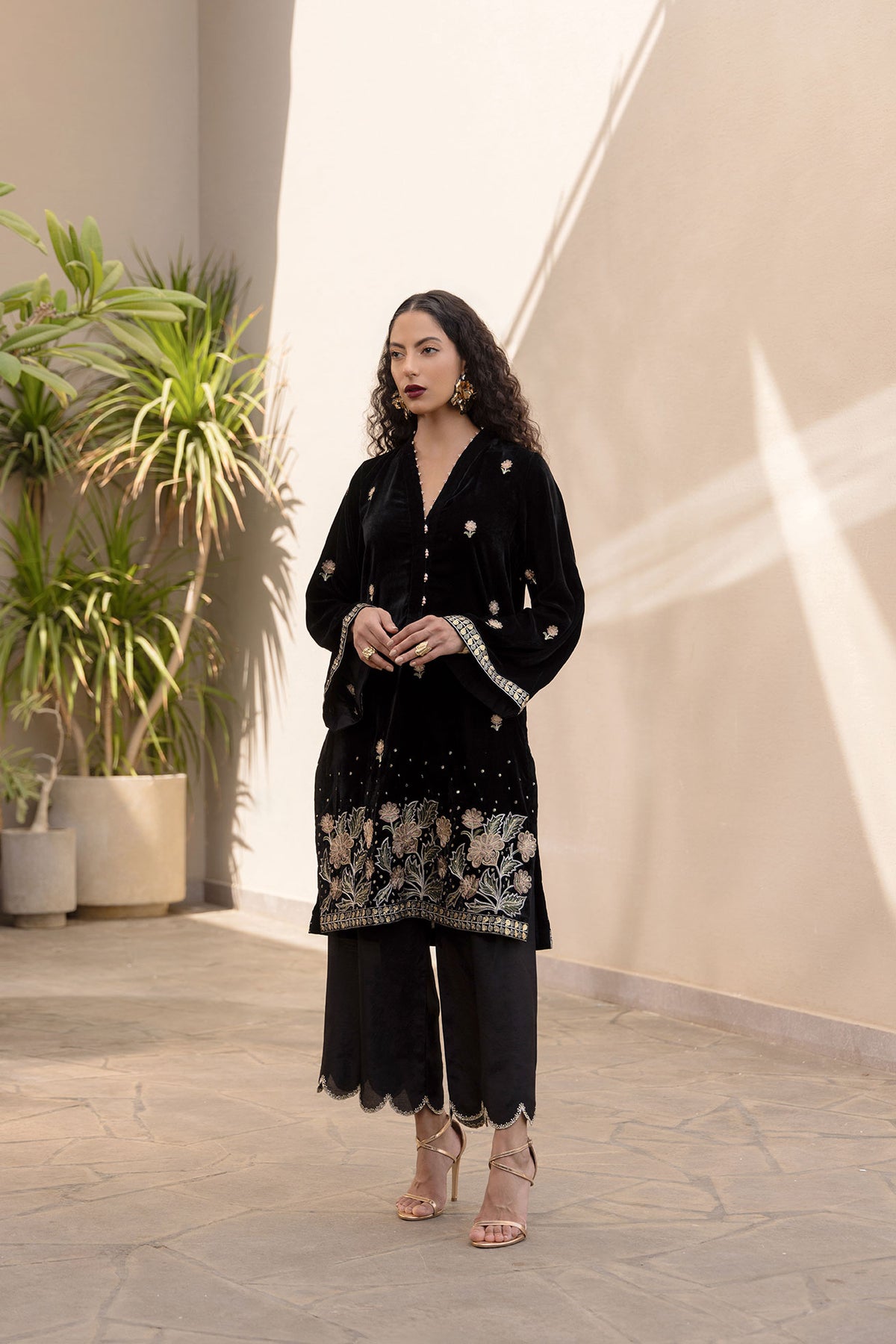 FW24DA-2619   BLACK  2PCS  EMBROIDERED KURTA WITH TROUSER