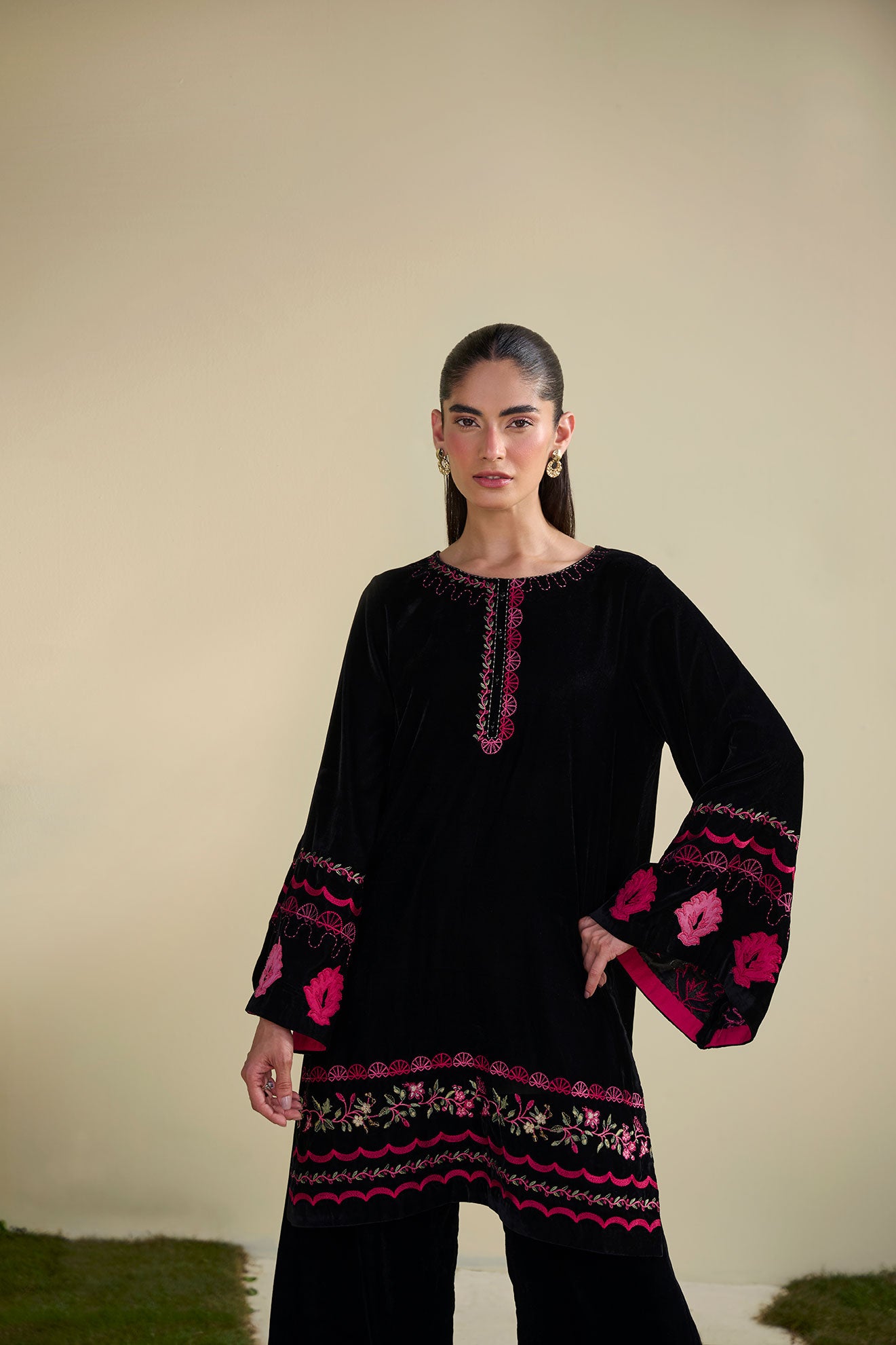 FW25DA-2813   BLACK  2PCS  EMBROIDERED KURTA WITH TROUSER