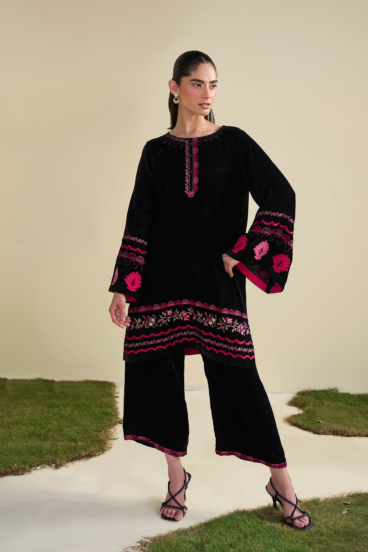 FW25DA-2813   BLACK  2PCS  EMBROIDERED KURTA WITH TROUSER