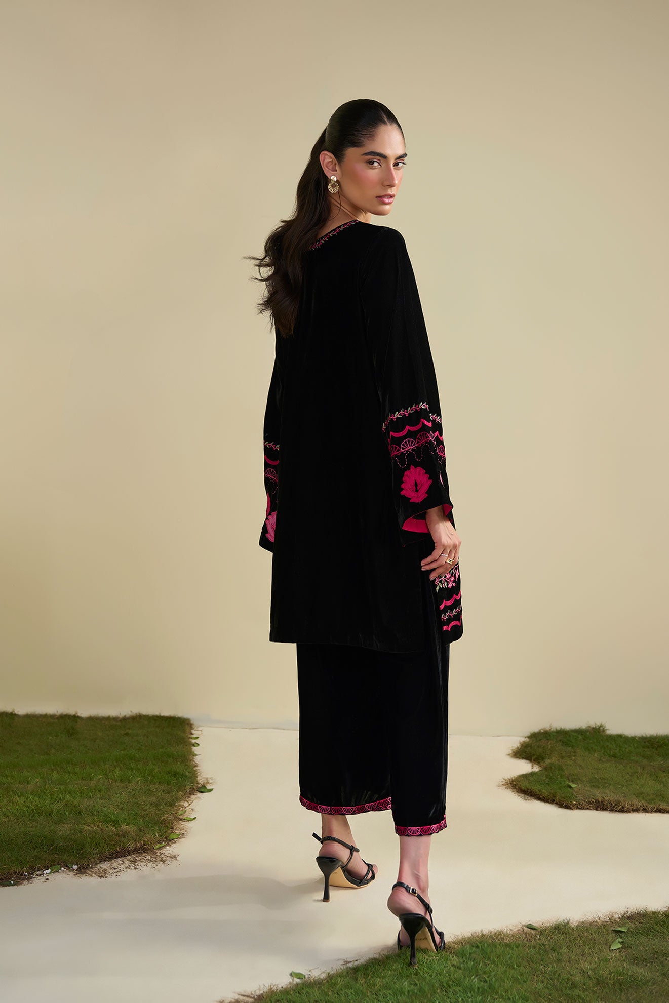 FW25DA-2813   BLACK  2PCS  EMBROIDERED KURTA WITH TROUSER