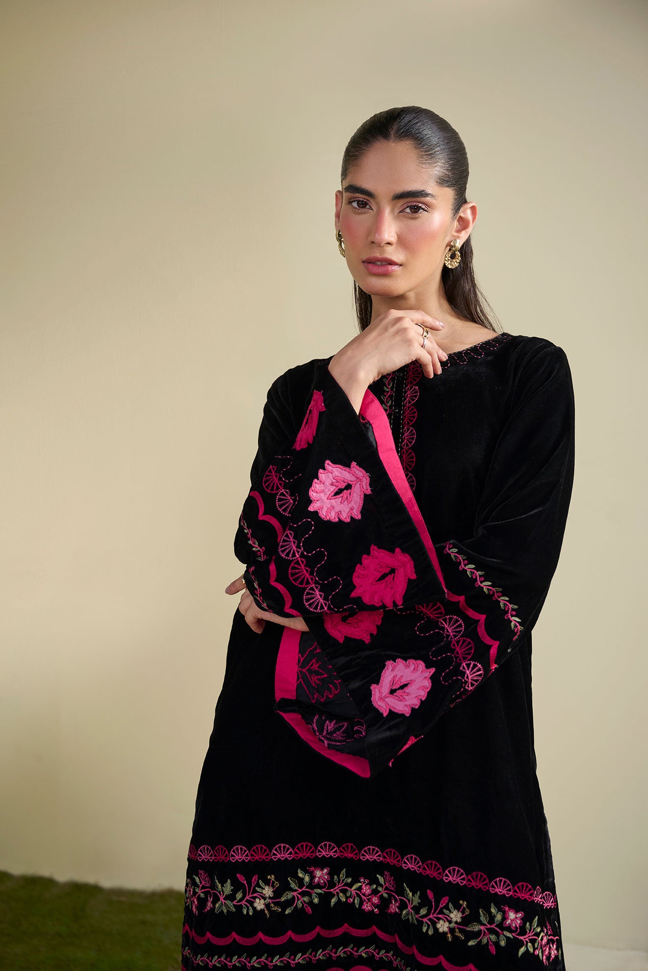 FW25DA-2813   BLACK  2PCS  EMBROIDERED KURTA WITH TROUSER