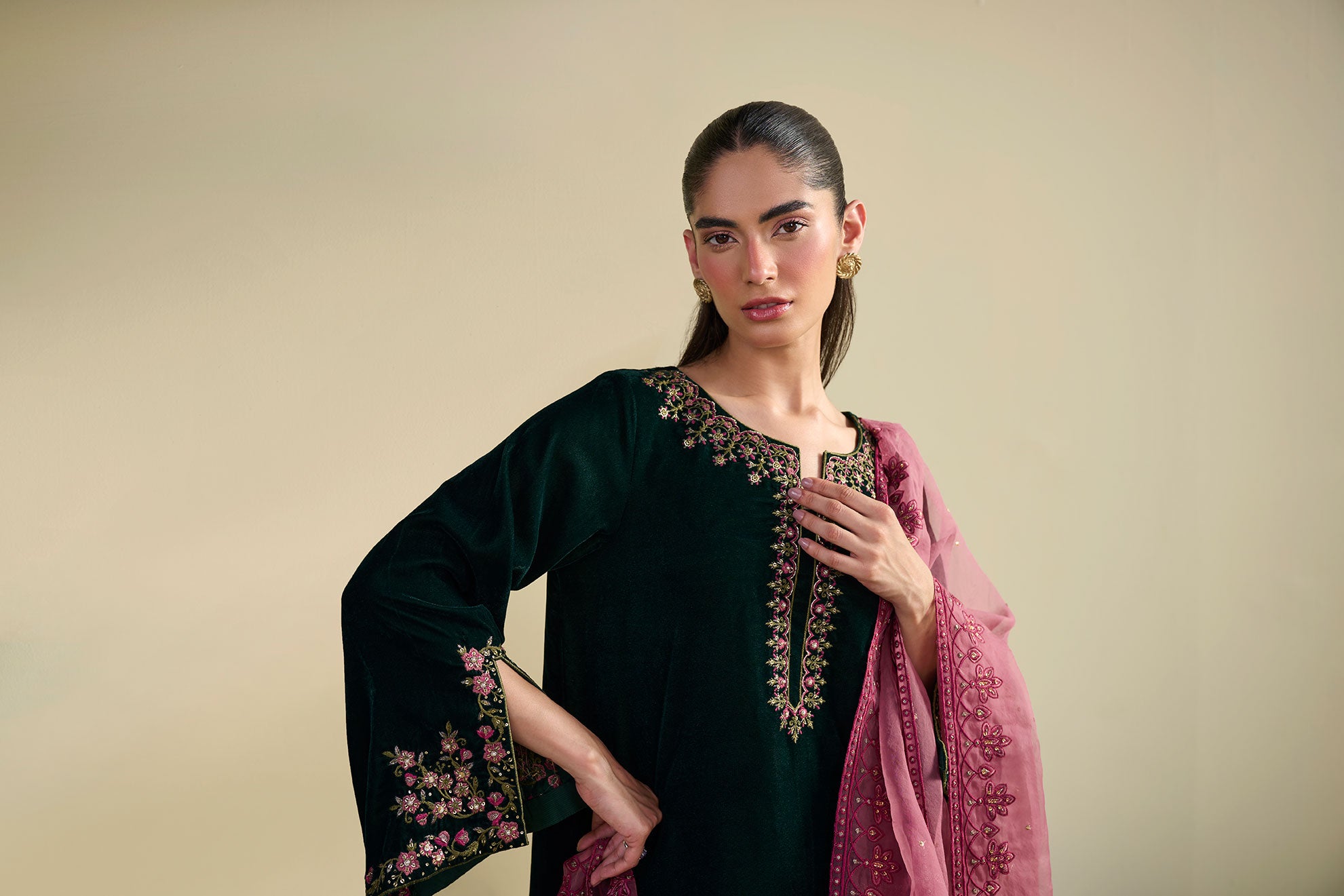 FW25DA-2825  BOTTLE GREEN  2PCS  EMBROIDERED KURTA WITH TROUSER