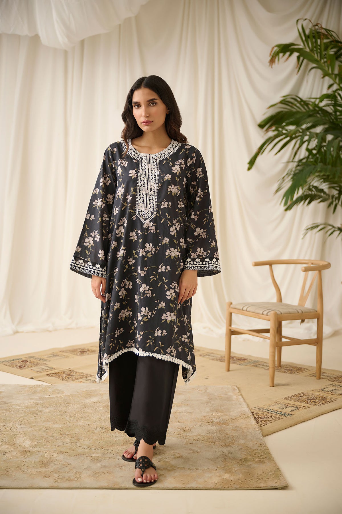 DC-0516 BLACK PRINTED EMBROIDERED KURTA