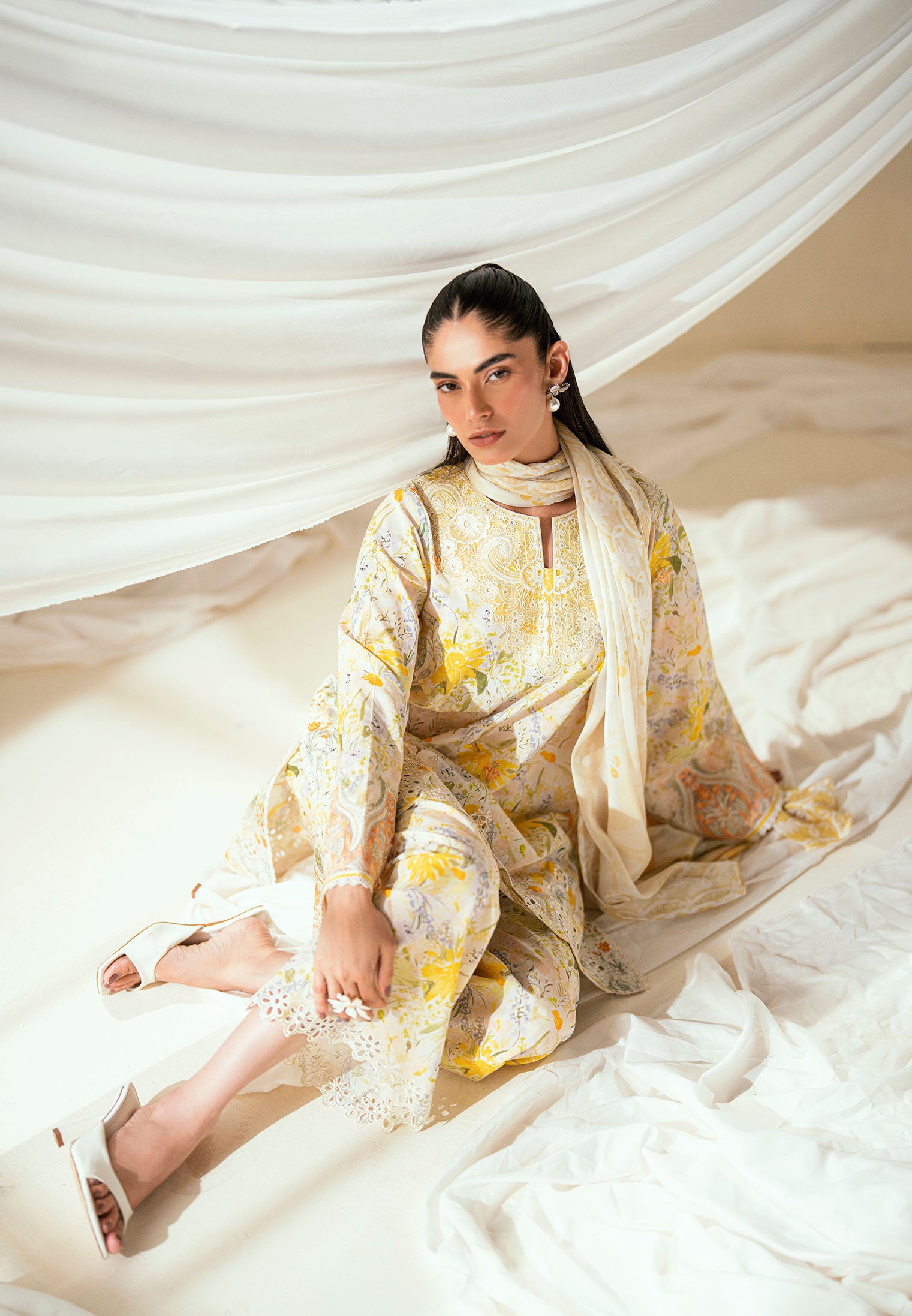 SS25DC-2548 OFF-WHITE LAWN 2PCS EMBROIDERED KURTA WITH TROUSER