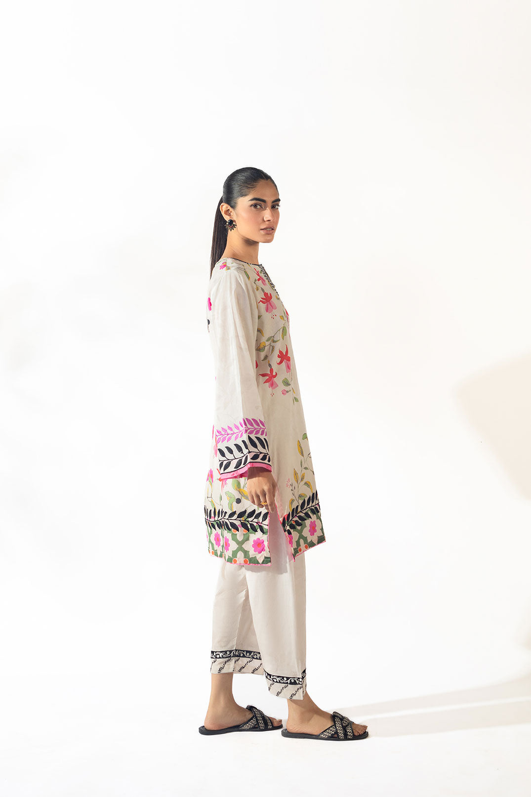 SS24DC-2329 WHITE LAWN 2PCS EMBROIDERED KURTA WITH TROUSER