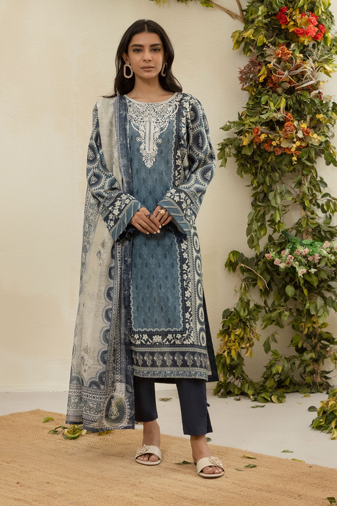 DU-3136 - GREY - EMBROIDERED LAWN - 3PCS